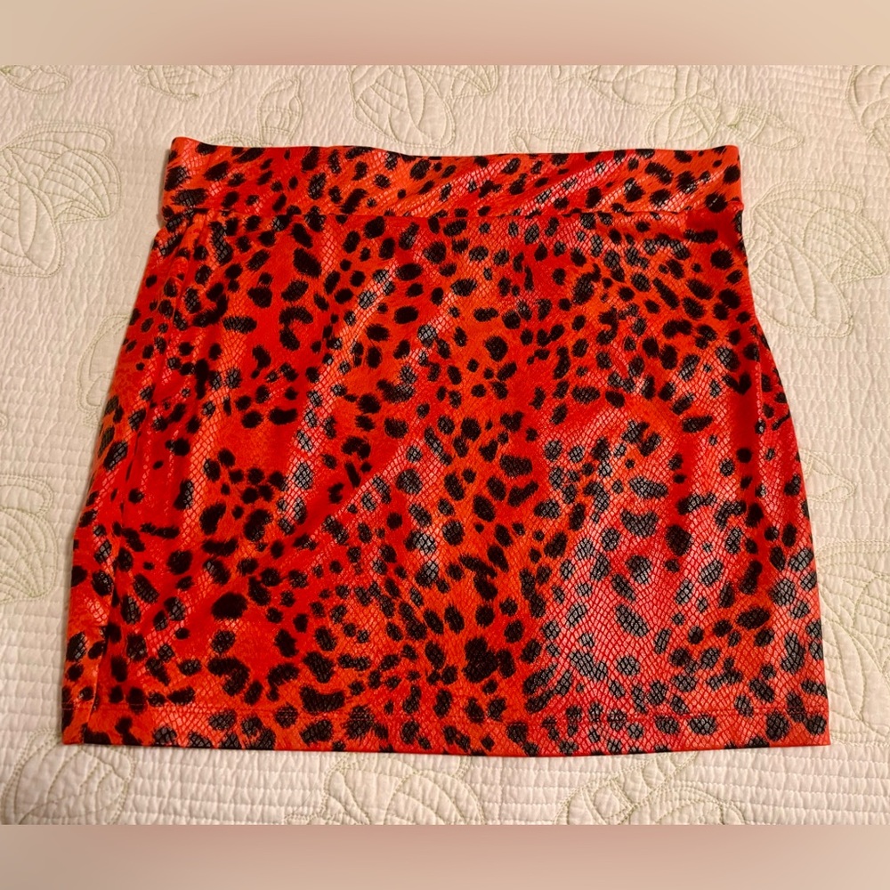 Zenana Outiftters beautiful orange leopard skirt, medium.